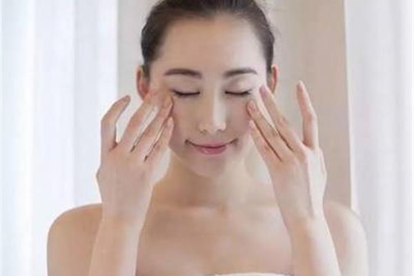 擦眼霜的正确方法