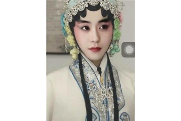 翩若惊鸿的意思