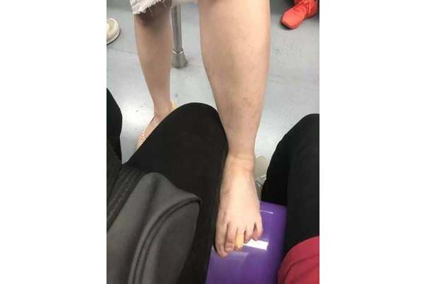 光脚踩蛋糕