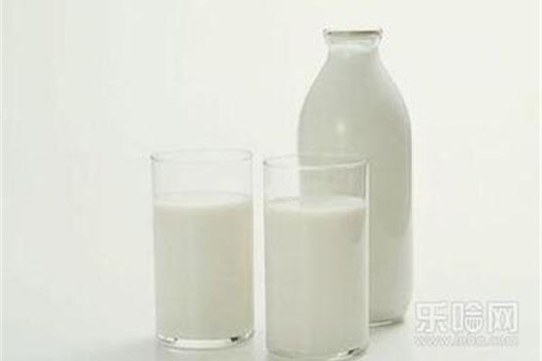 牛奶过期还能喝吗