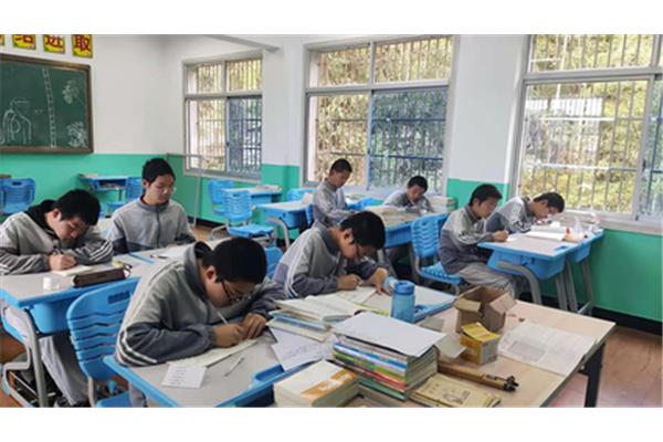 全封闭教育学校