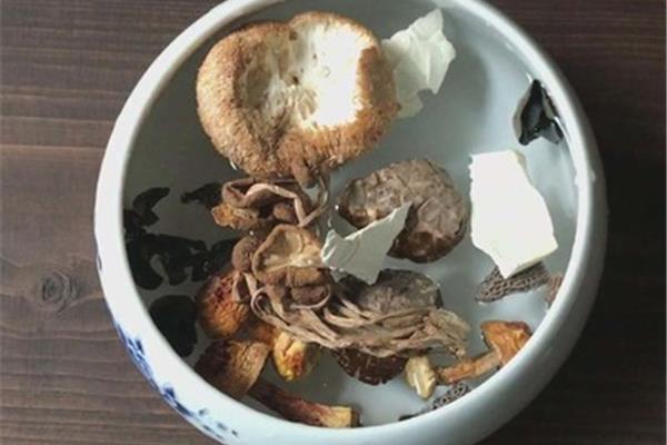 羊肚菌汤的做法