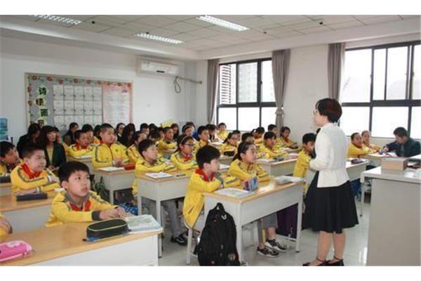 全封闭教育学校