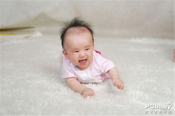 小孩头发黄