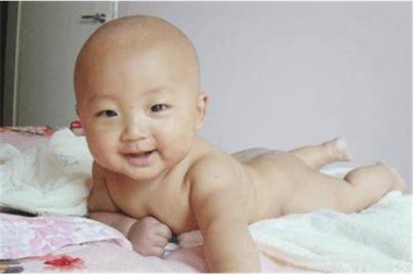 小孩头发黄