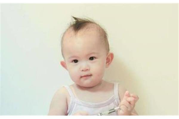 小孩头发黄