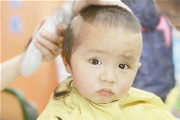 小孩头发黄
