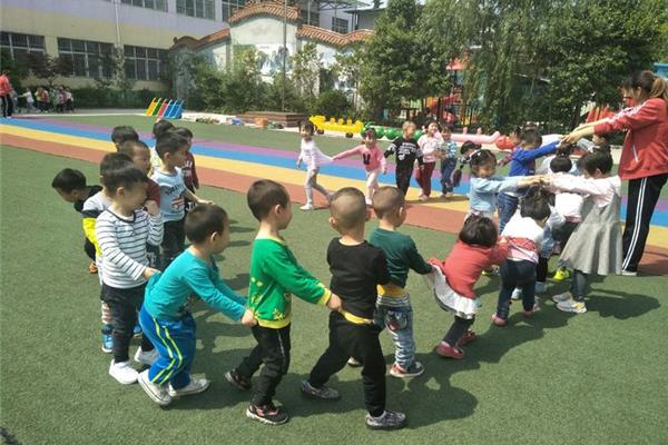 老鹰捉小鸡游戏
