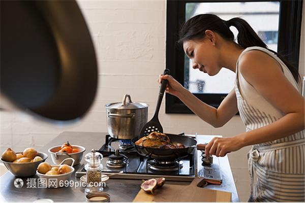 女人躺在锅里煮