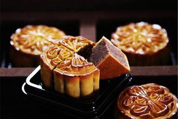 吃月饼英语