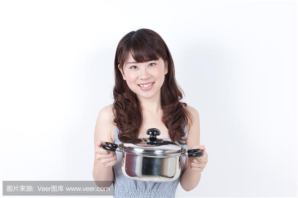 女人躺在锅里煮