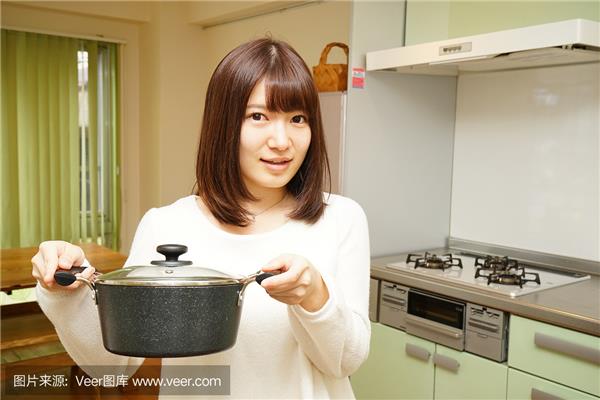 女人躺在锅里煮