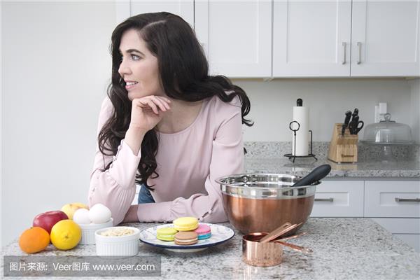 女人躺在锅里煮