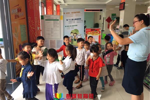 亲社会行为的表现