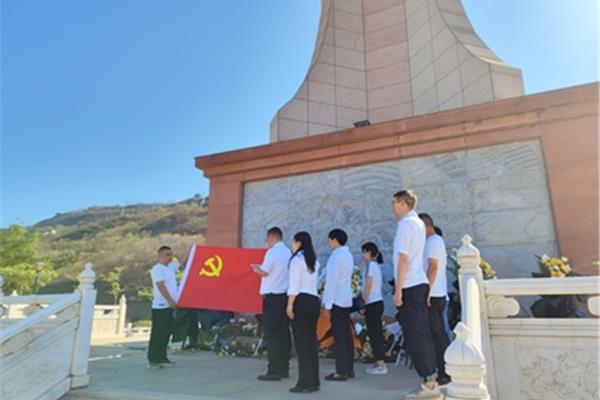 致敬革命先烈