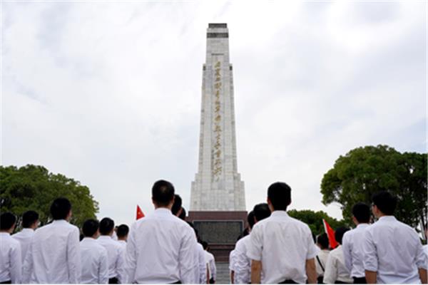 致敬革命先烈