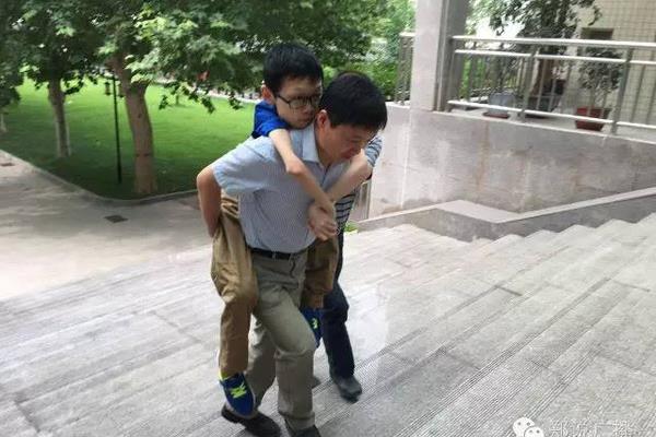 背着爸爸上学