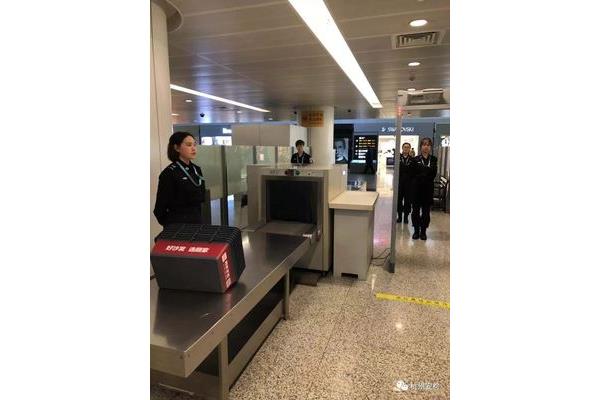 机场安检员