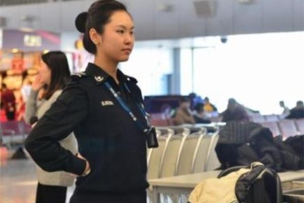 机场安检员