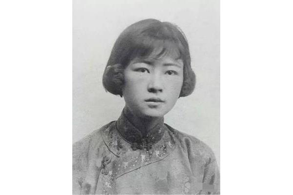 冰心长得漂亮吗