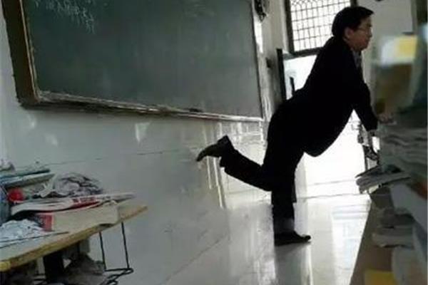 老师上课吐了一地