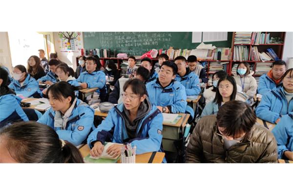 老师上课吐了一地