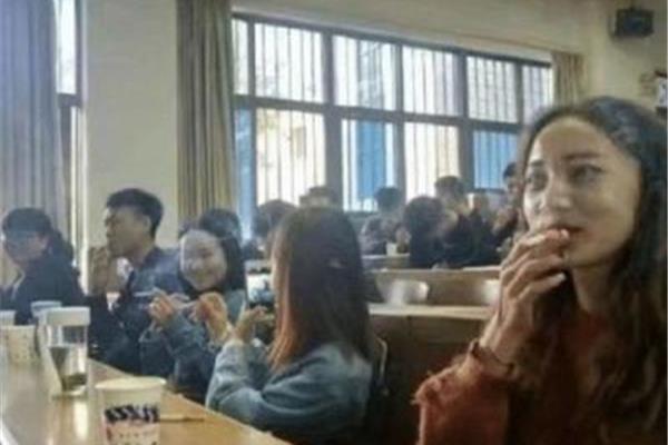老师上课吐了一地