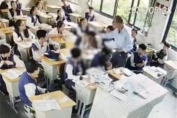老师上课吐了一地