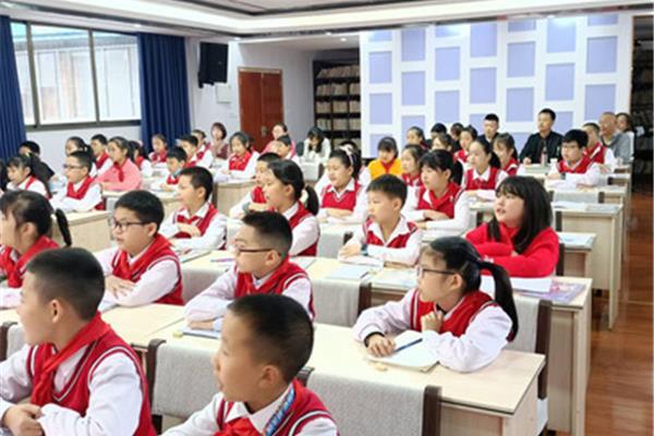 以学生为主体