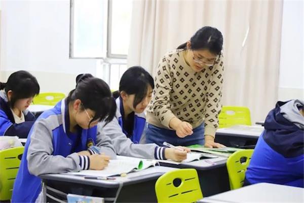 以学生为主体