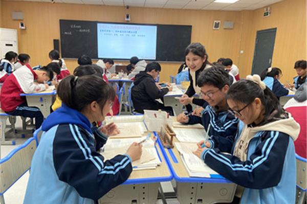 以学生为主体