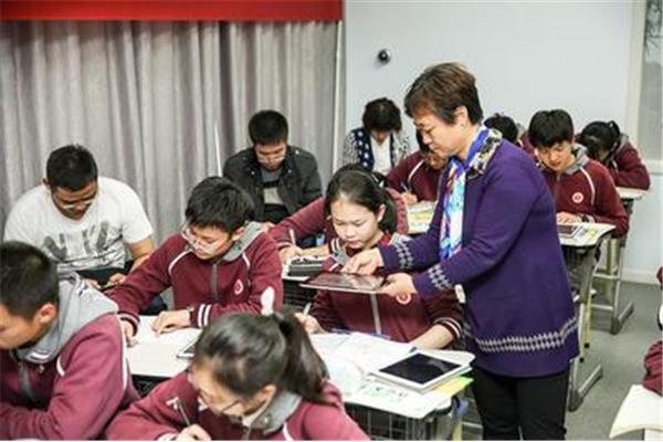 以学生为主体