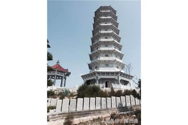 突兀森郁的拼音
