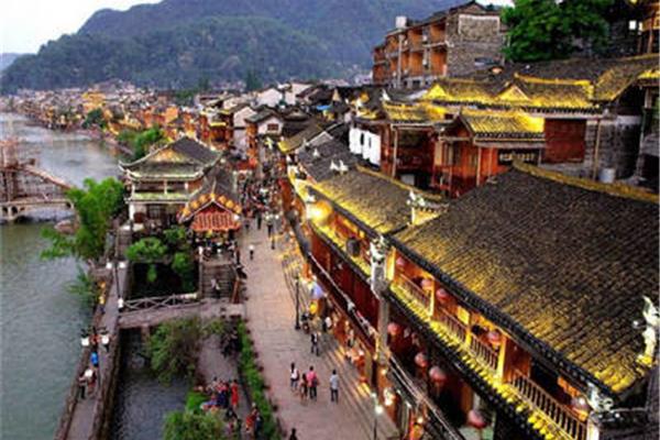 去凤凰古城旅游