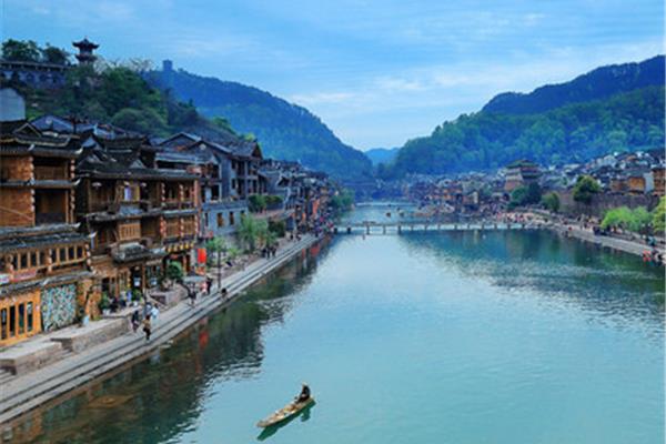 去凤凰古城旅游