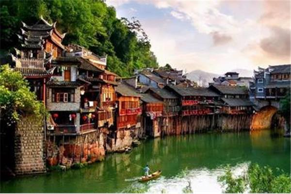去凤凰古城旅游
