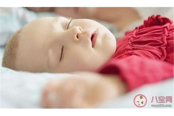婴儿几个月睡枕头