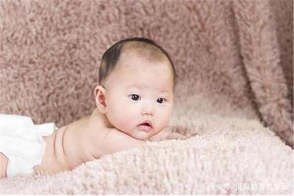 宝宝干呕怎么回事