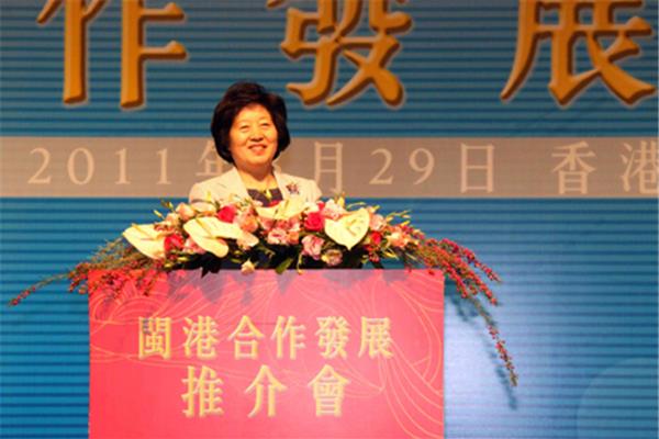 明年春色倍还人