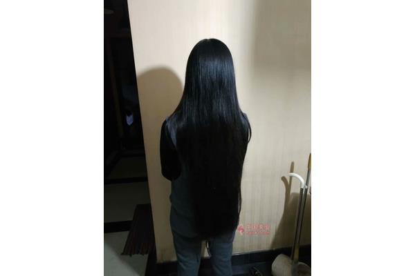 乌黑的秀发