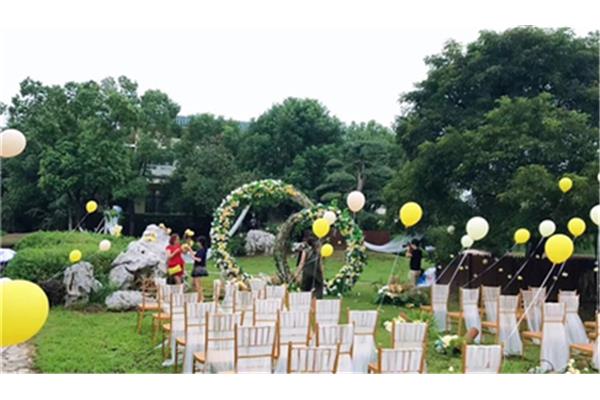 草坪婚礼场地