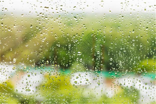 窗外的大雨