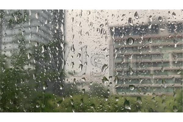 窗外的大雨