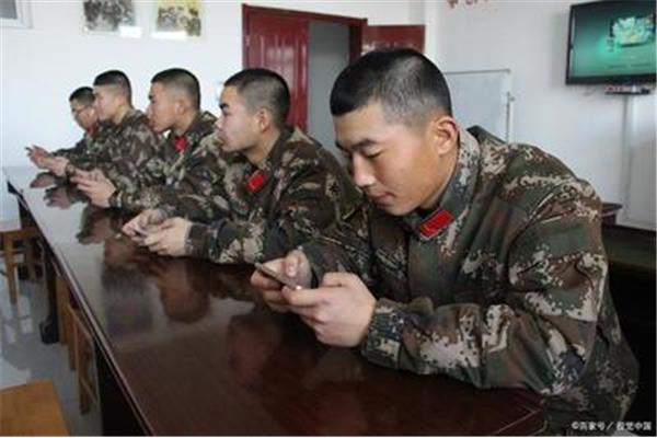 当兵能玩手机吗
