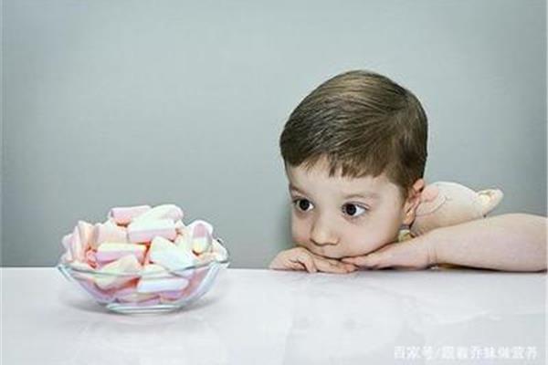 小孩爱吃糖