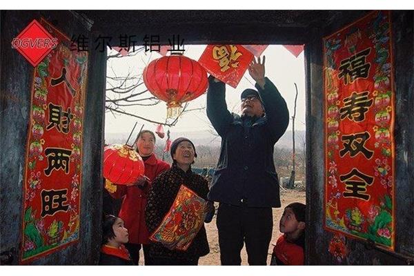 过年贴春联图片