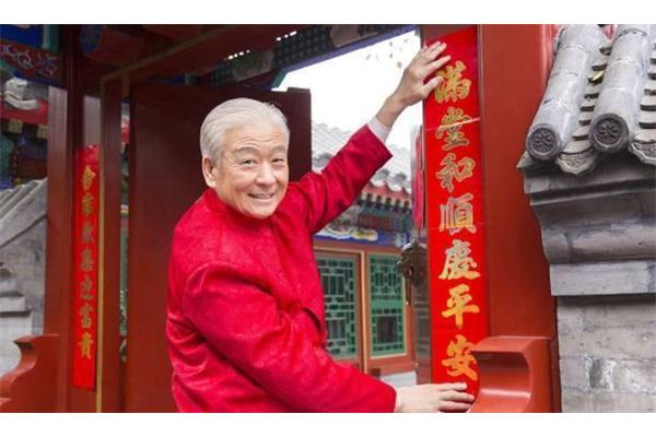 过年贴春联图片