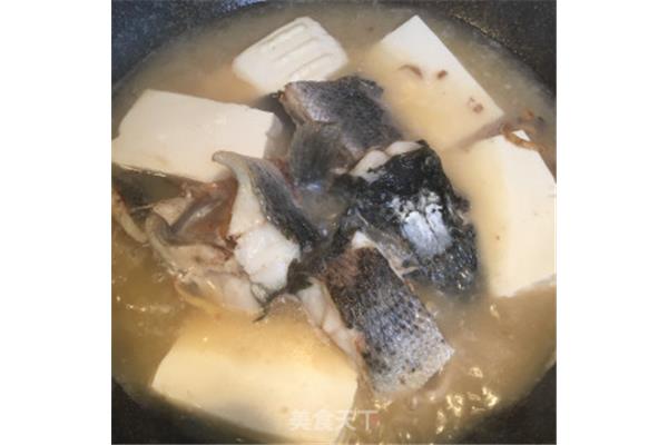 黑鱼炖豆腐的做法
