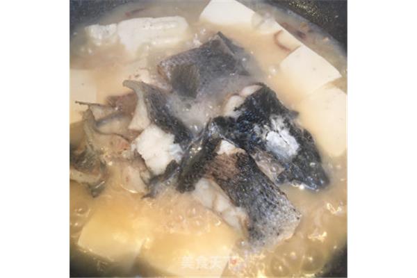 黑鱼炖豆腐的做法