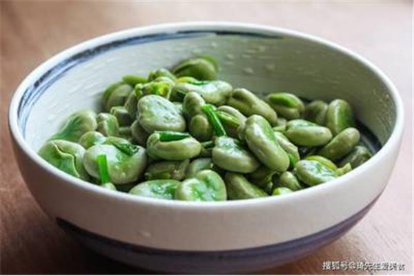 葱油蚕豆的做法
